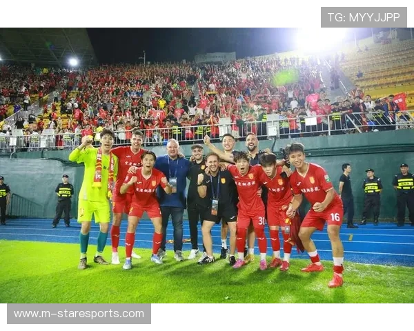 足球狂想球星的非凡生活：赛场内外的多重身份与精彩瞬间